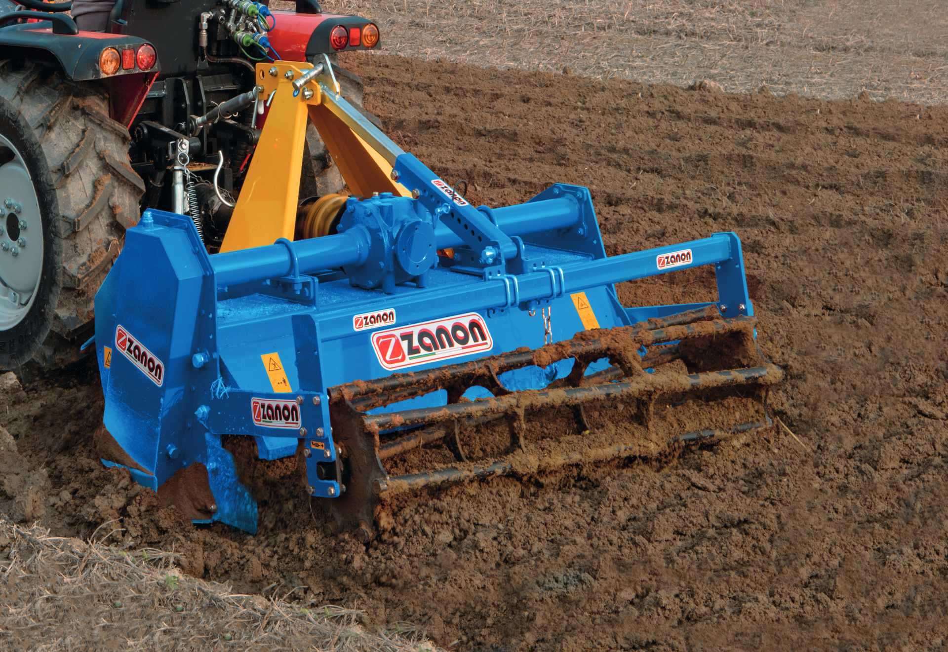 Fresatrice agricola Zanon al lavoro durante la lavorazione del terreno - Zanon